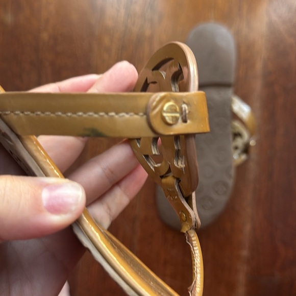 Tory Burch Miller Patent Thong Sandal Brown - Picture 7 of 8